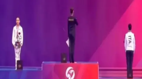 詹姆斯缺阵浓眉哥砍30+11，三人20+力克开拓者